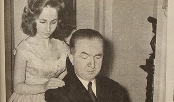 Il Ministro Pella si accinge a fare il solitario