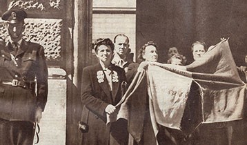 La polizia rende gli onori alla bandiera dell’Anpi