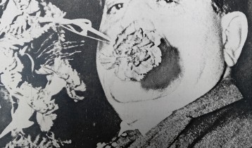 Di Vittorio con un mazzo di garofani